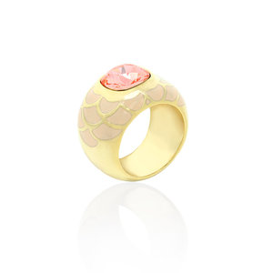 JULIET - Romantico è l'aggettivo perfetto per definire questo splendido anello con corona smaltata color pelle d'angelo e centrale di strass in rosa pesca.

Disponibile in varie misure: dalla 9 alla 25. - A.Z. Bigiotterie